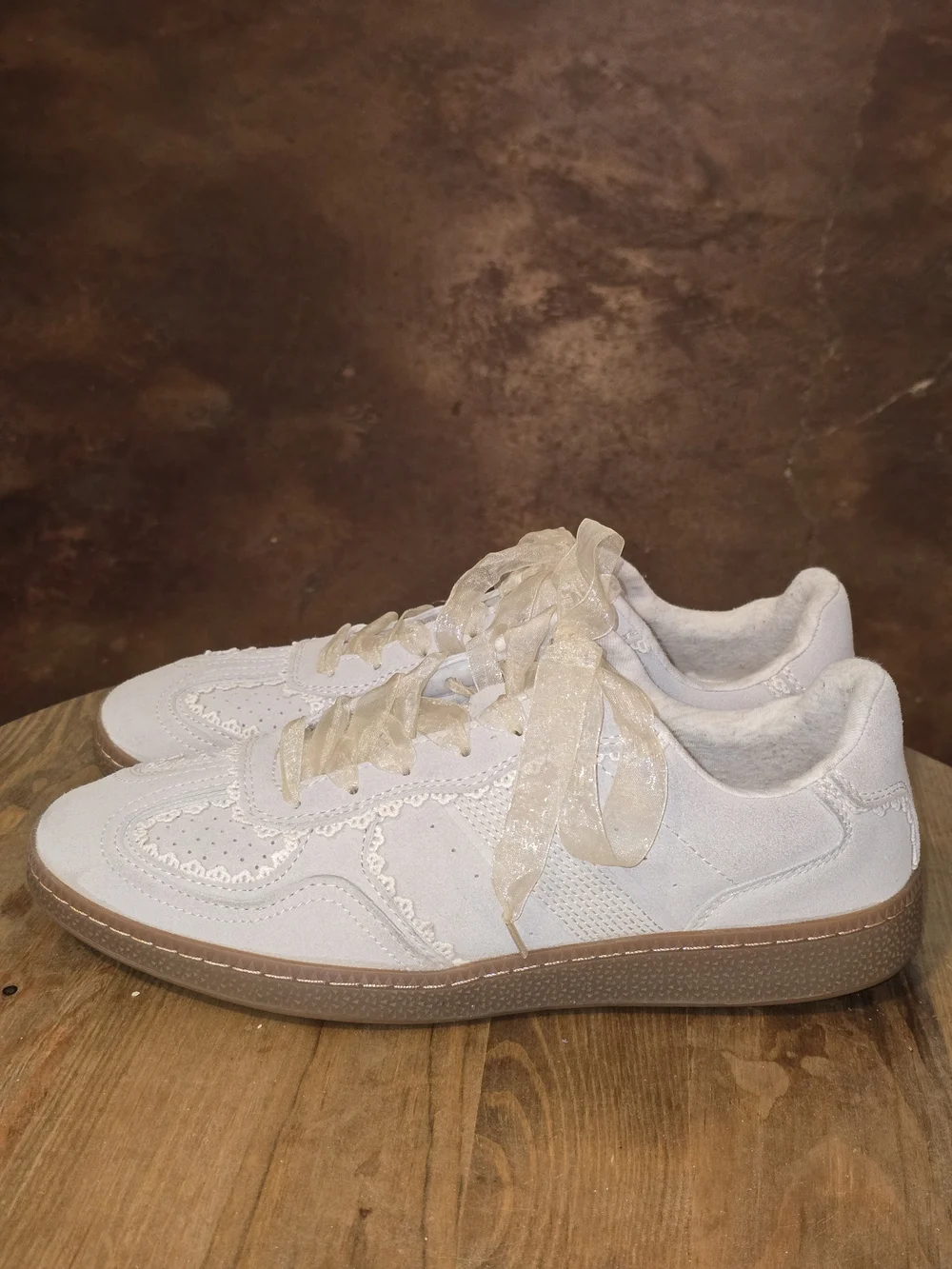Cushionaire Belinda Beige Lace Trim Sneakers Ribbon Laces Women's Size 9